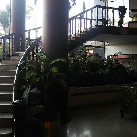 The Woods Manor Mg Road Hotel Kochi Luaran gambar