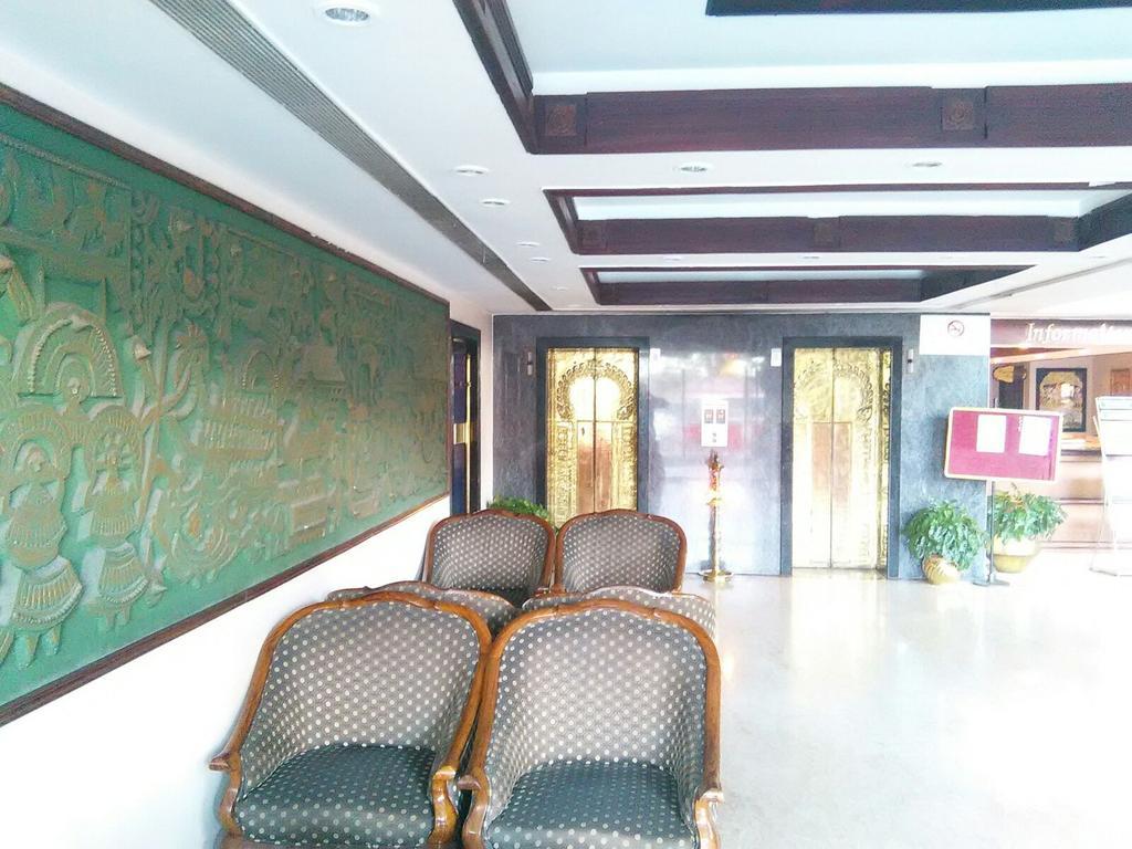 The Woods Manor Mg Road Hotel Kochi Luaran gambar