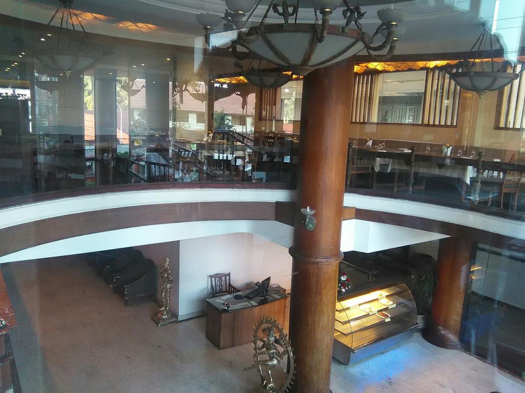 The Woods Manor Mg Road Hotel Kochi Luaran gambar