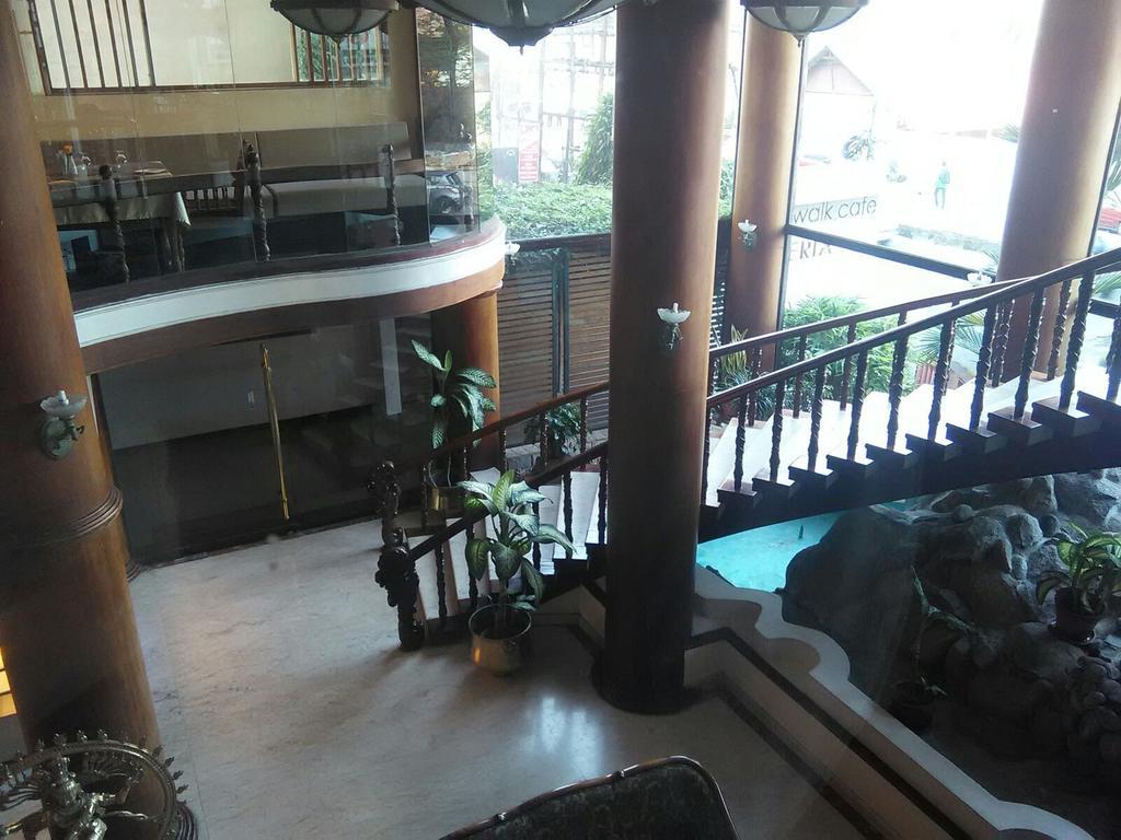 The Woods Manor Mg Road Hotel Kochi Luaran gambar