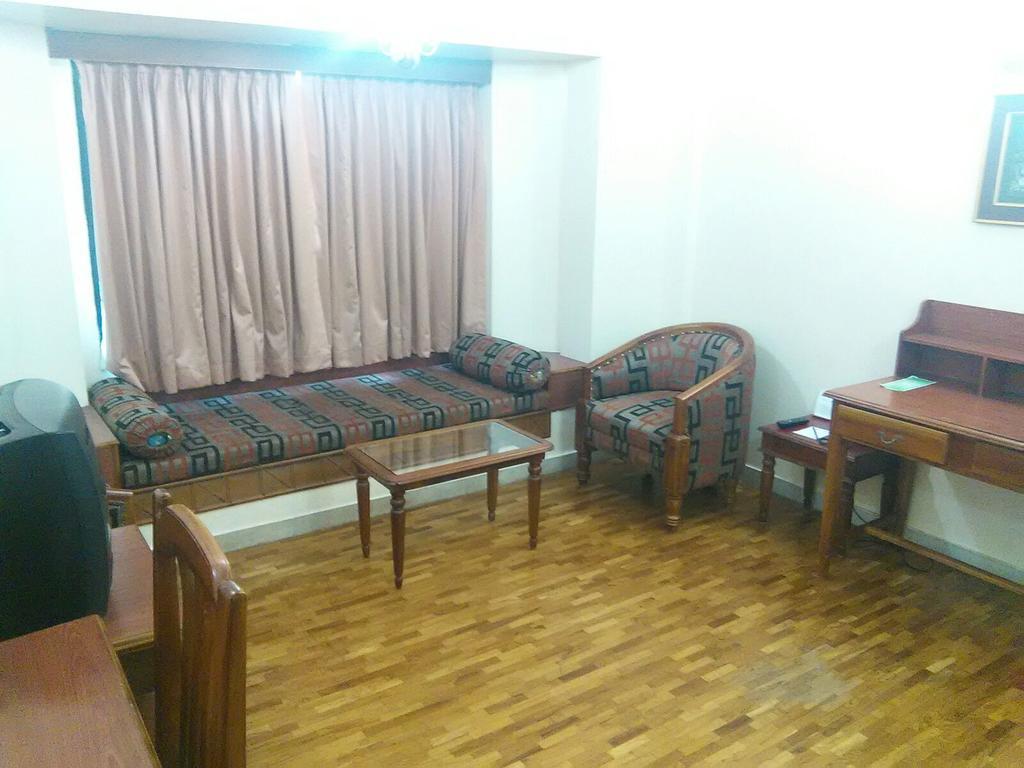 The Woods Manor Mg Road Hotel Kochi Luaran gambar