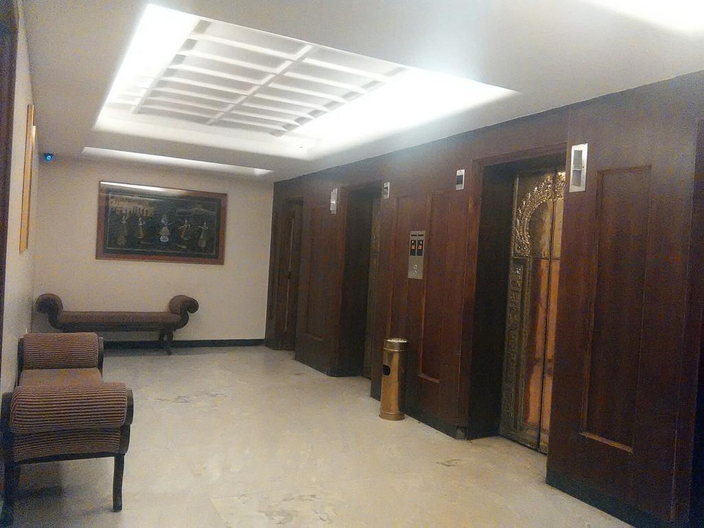 The Woods Manor Mg Road Hotel Kochi Luaran gambar