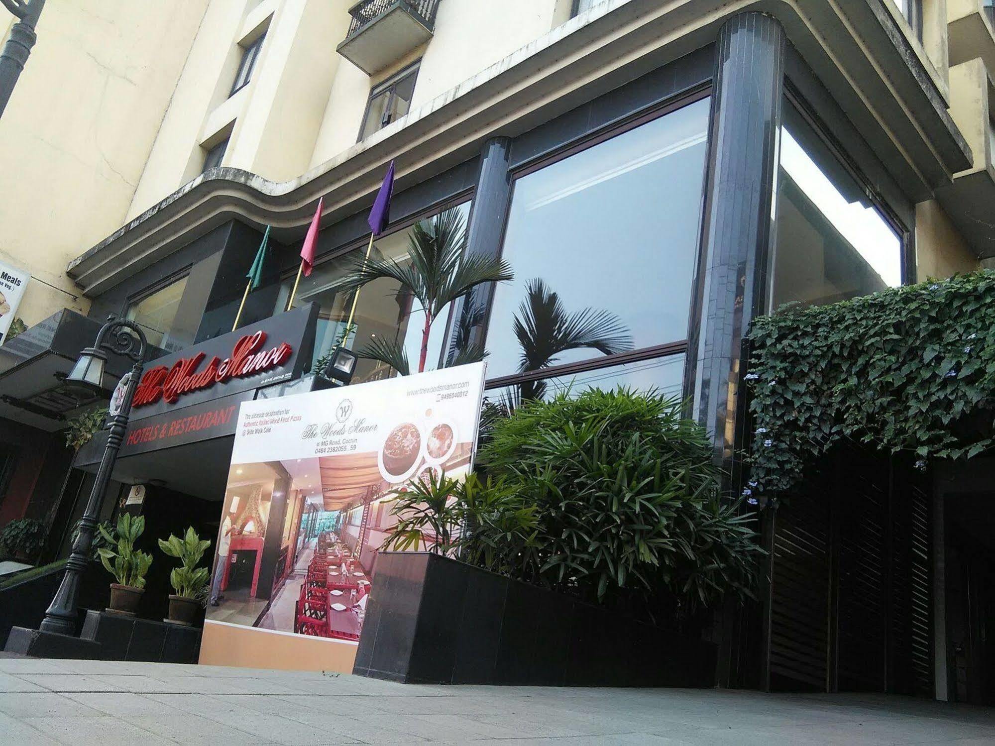 The Woods Manor Mg Road Hotel Kochi Luaran gambar