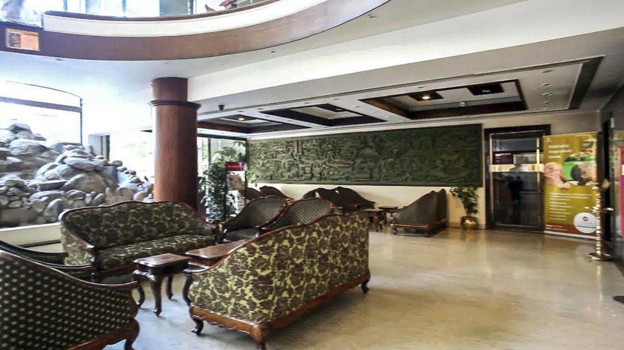 The Woods Manor Mg Road Hotel Kochi Luaran gambar