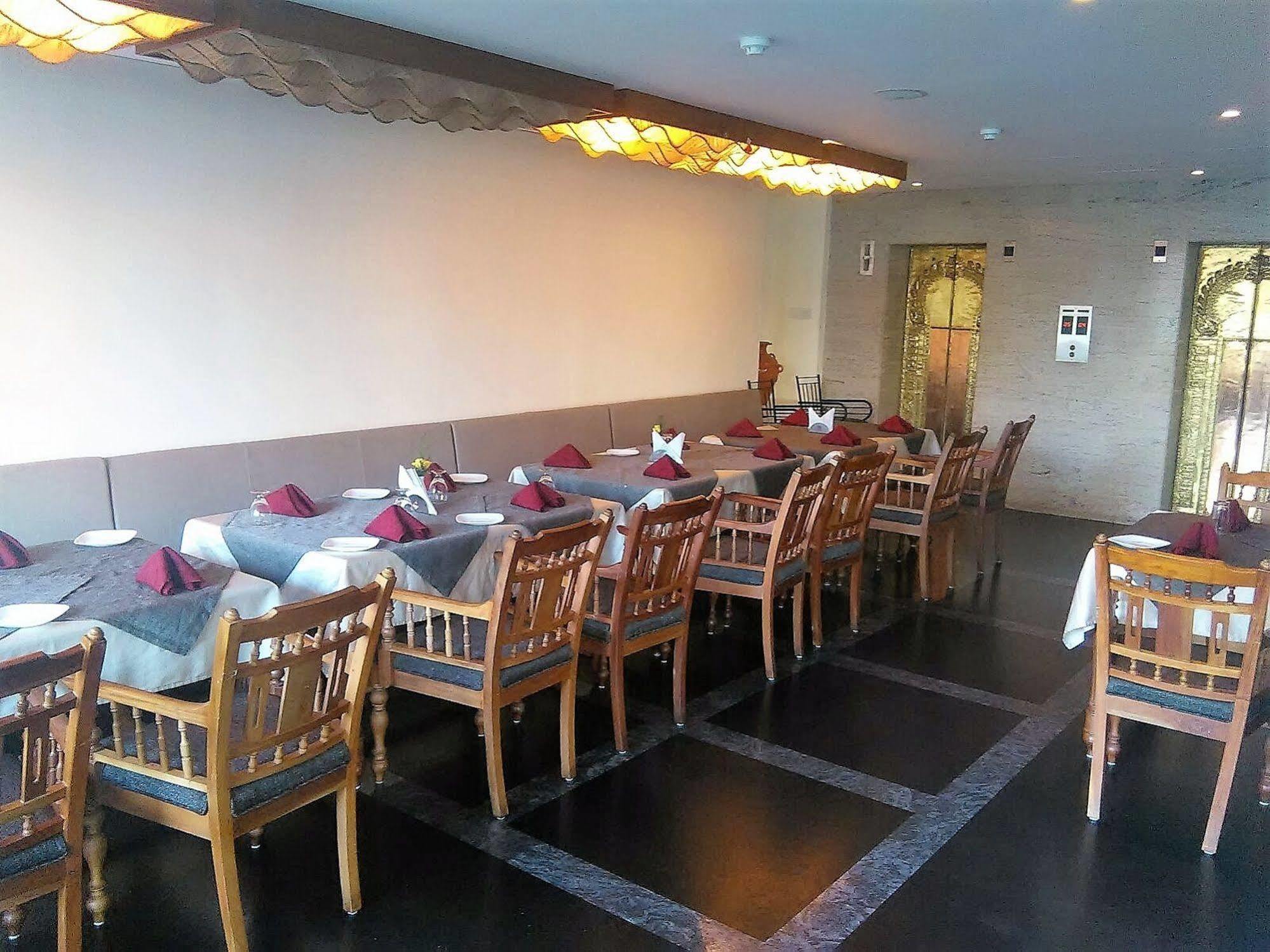 The Woods Manor Mg Road Hotel Kochi Luaran gambar