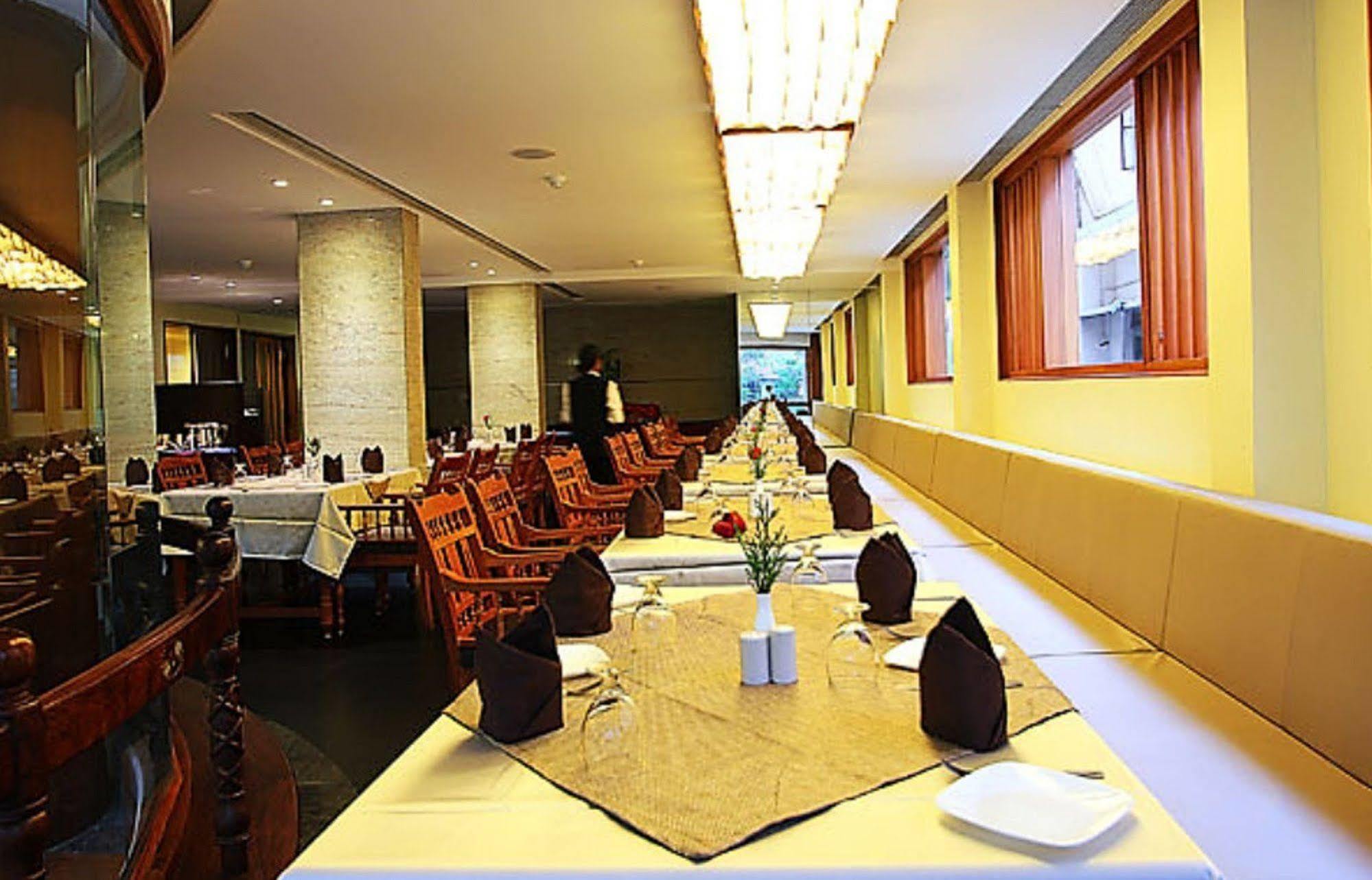 The Woods Manor Mg Road Hotel Kochi Luaran gambar