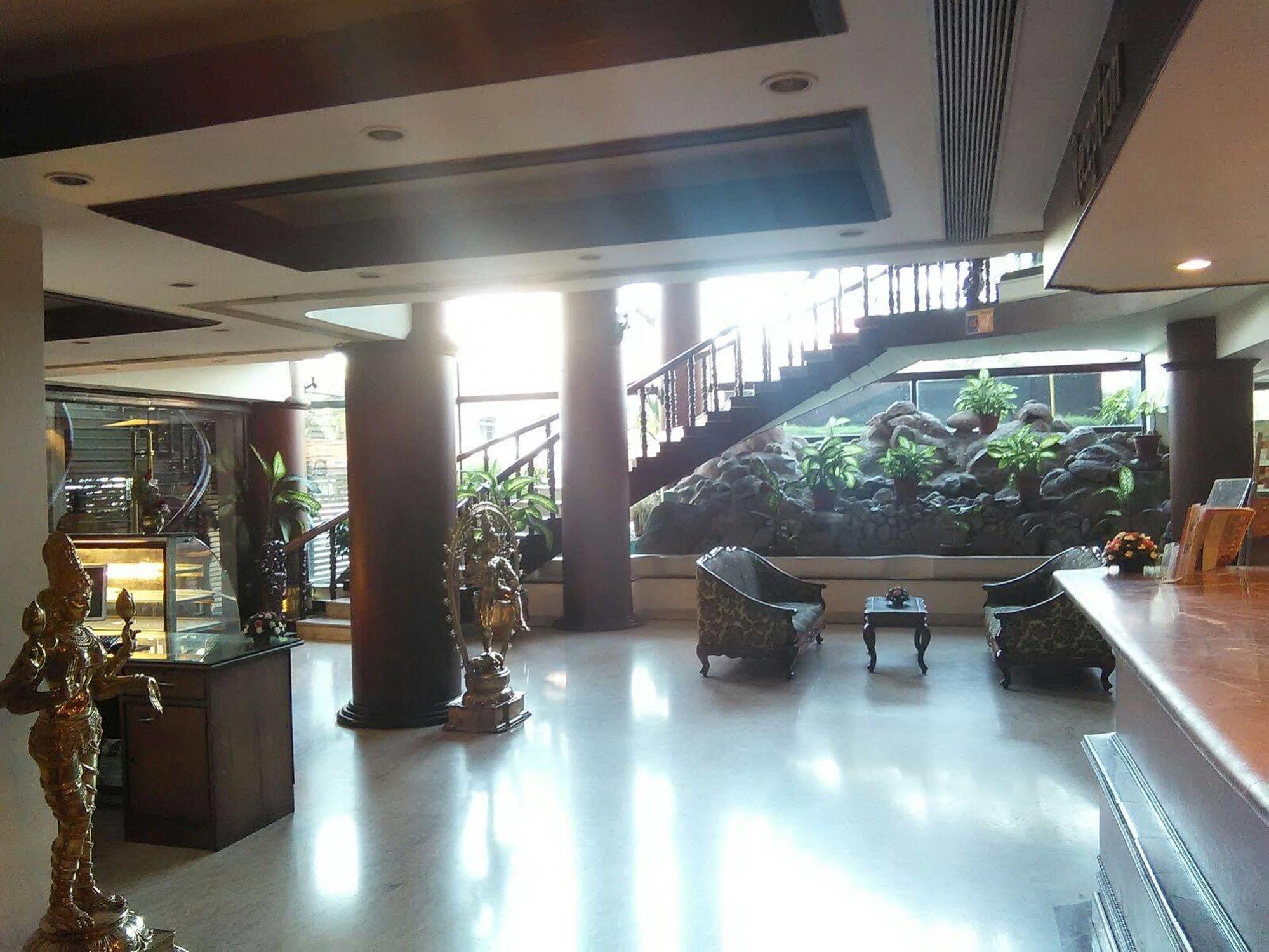 The Woods Manor Mg Road Hotel Kochi Luaran gambar
