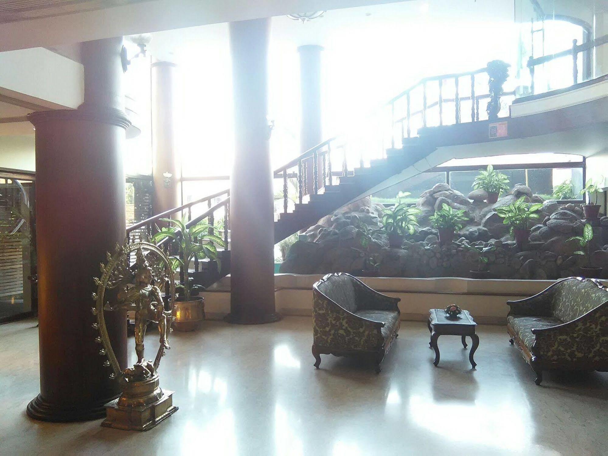 The Woods Manor Mg Road Hotel Kochi Luaran gambar