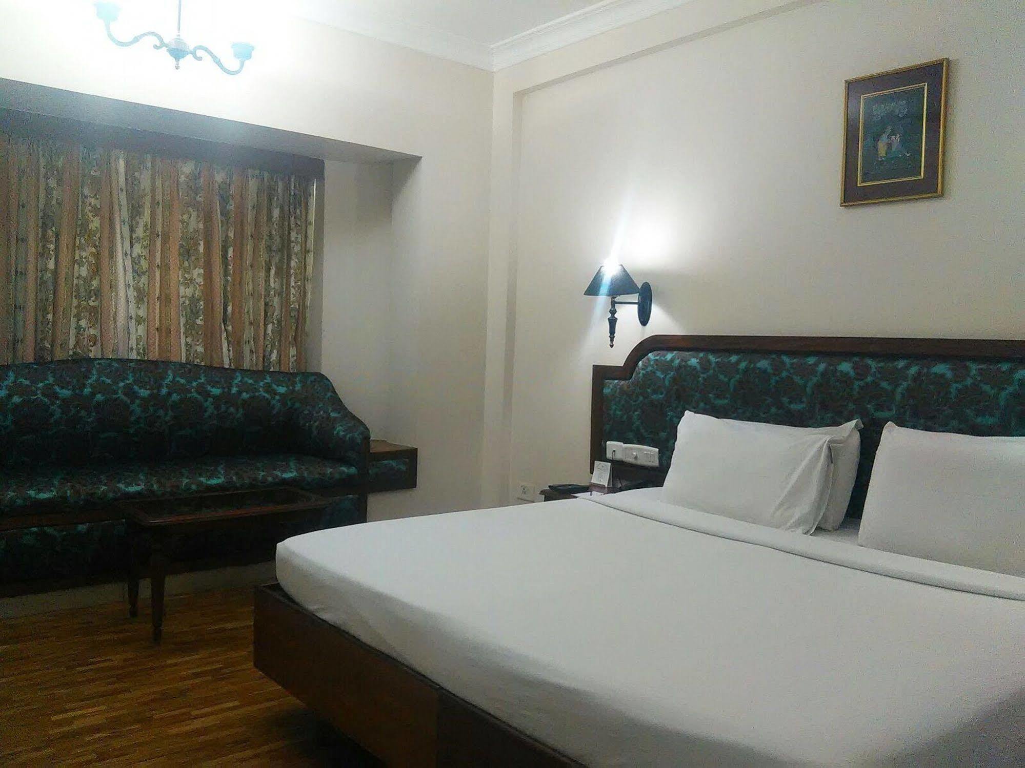 The Woods Manor Mg Road Hotel Kochi Luaran gambar