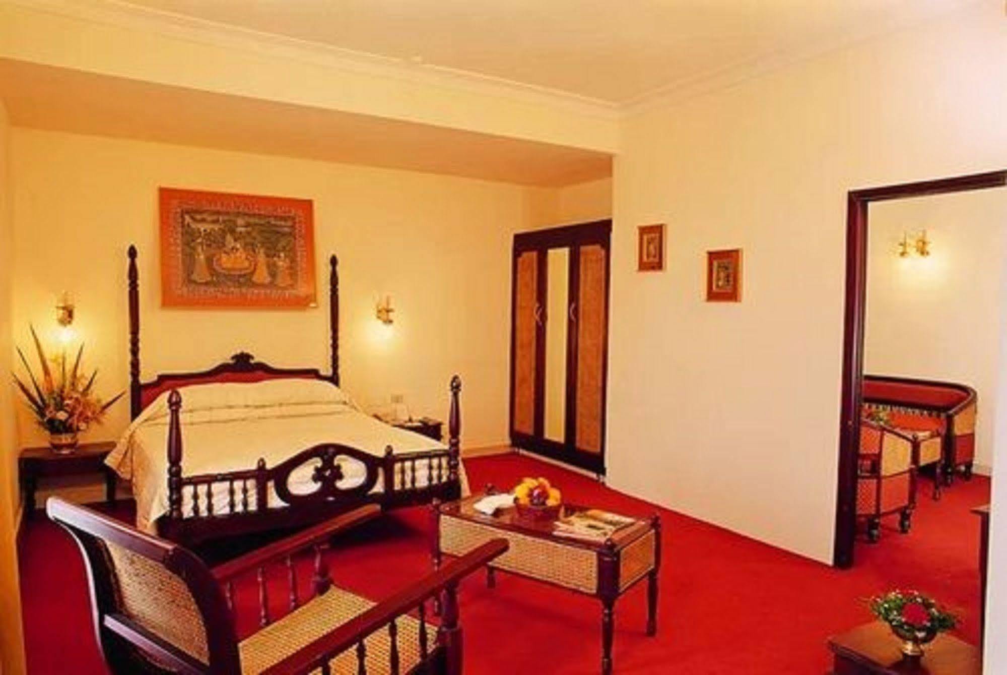 The Woods Manor Mg Road Hotel Kochi Luaran gambar