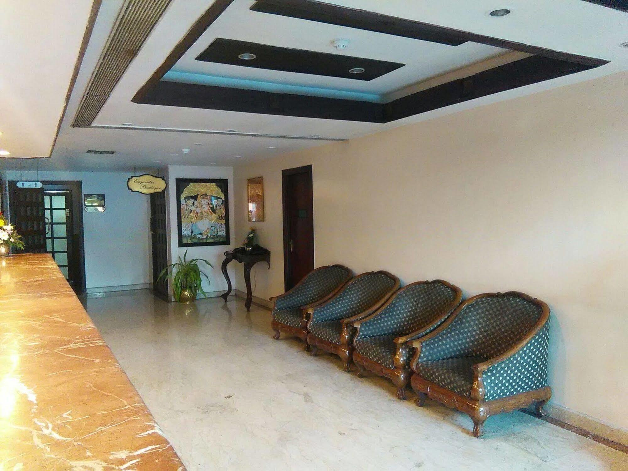 The Woods Manor Mg Road Hotel Kochi Luaran gambar