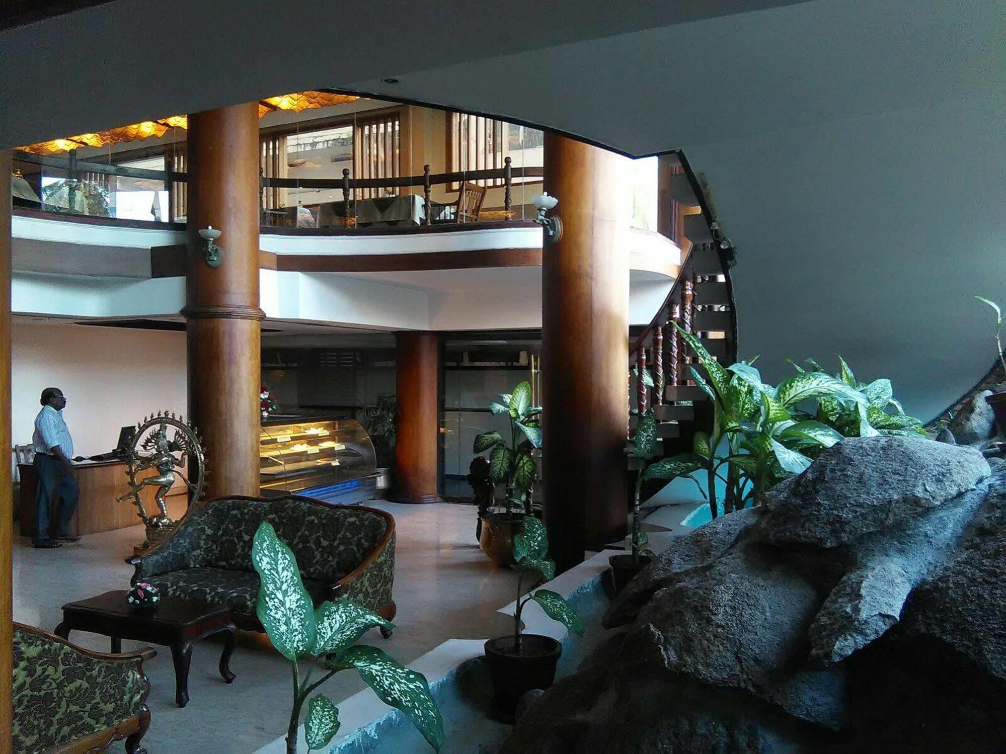 The Woods Manor Mg Road Hotel Kochi Luaran gambar