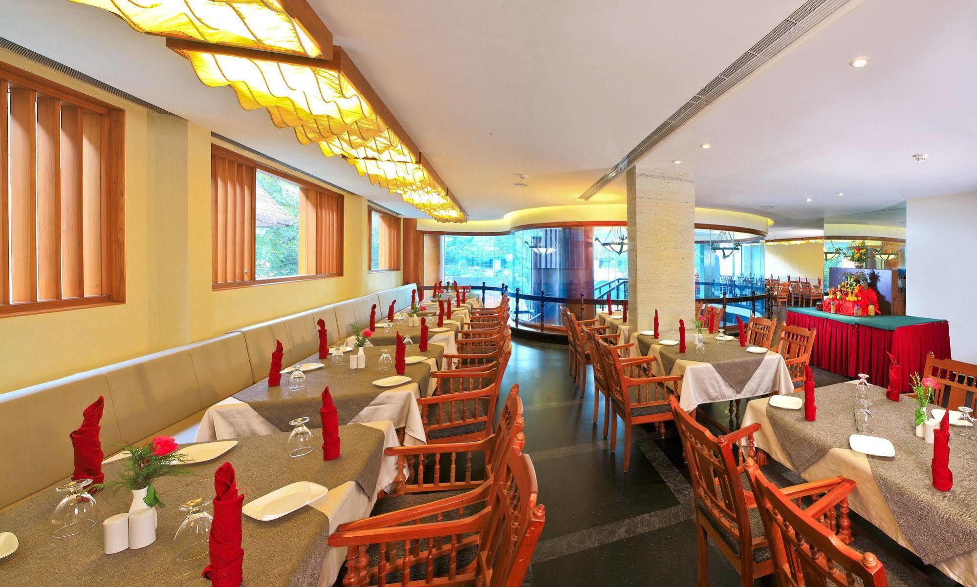 The Woods Manor Mg Road Hotel Kochi Luaran gambar