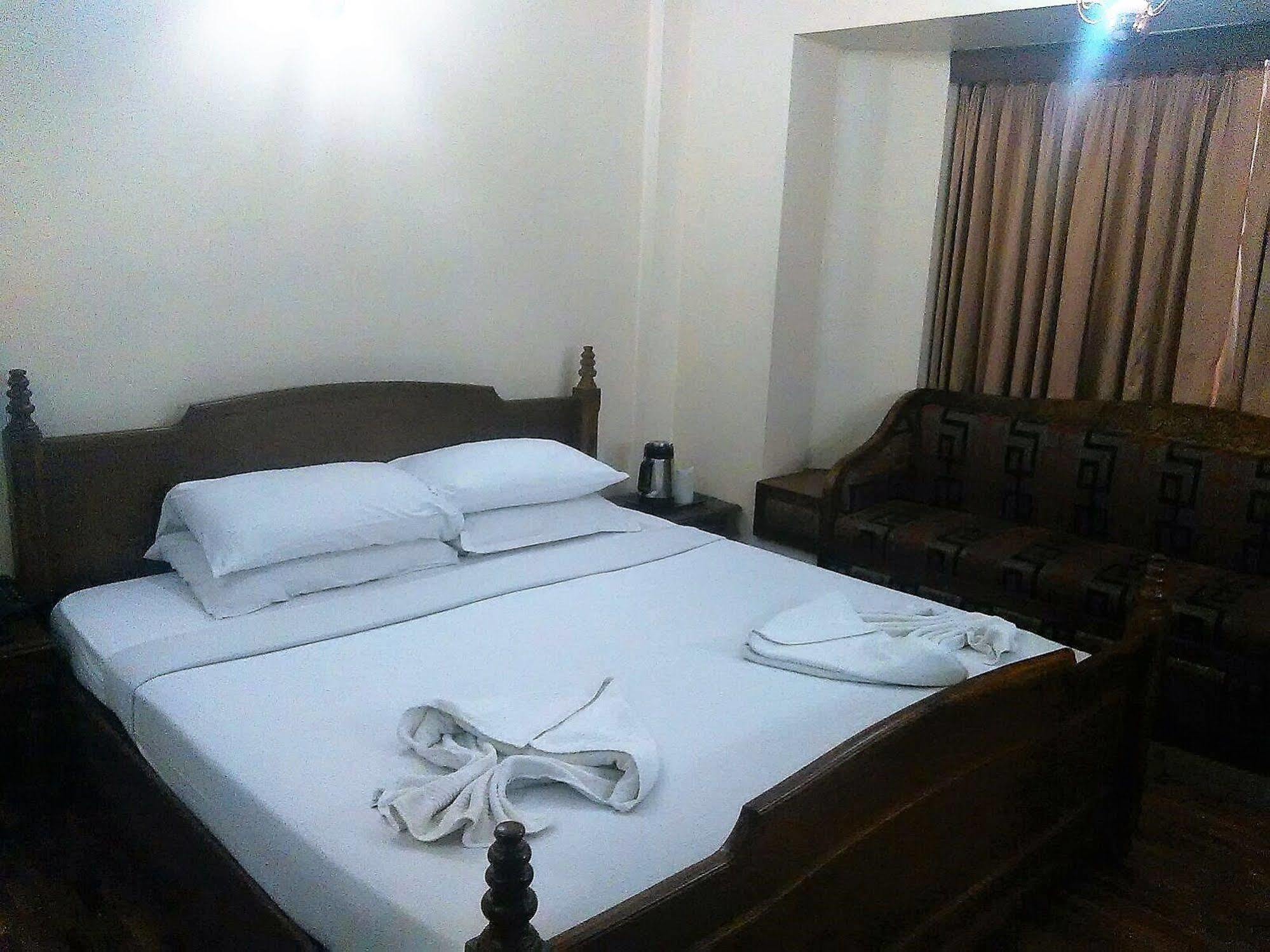 The Woods Manor Mg Road Hotel Kochi Luaran gambar