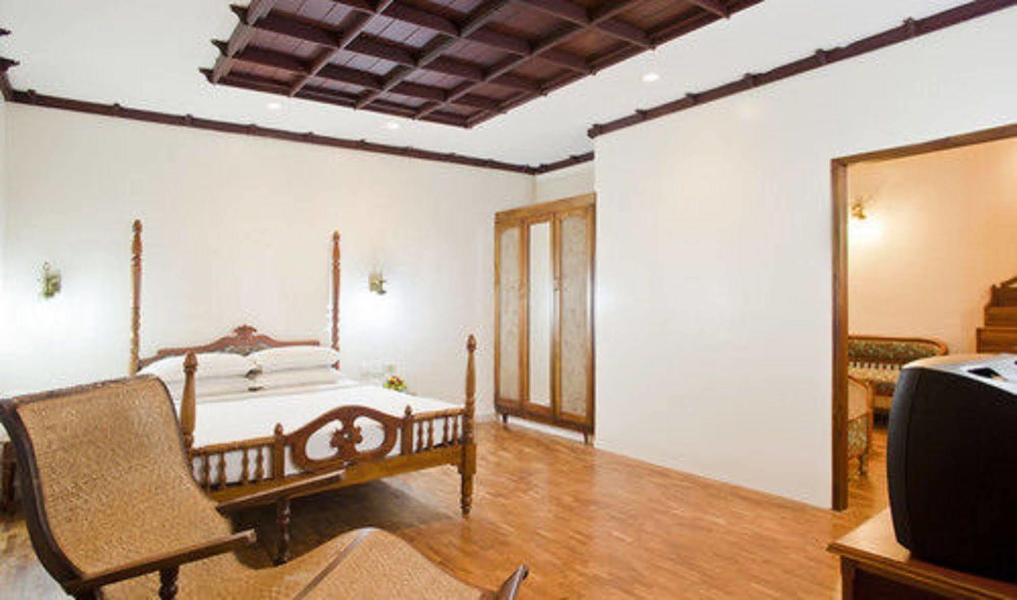 The Woods Manor Mg Road Hotel Kochi Luaran gambar