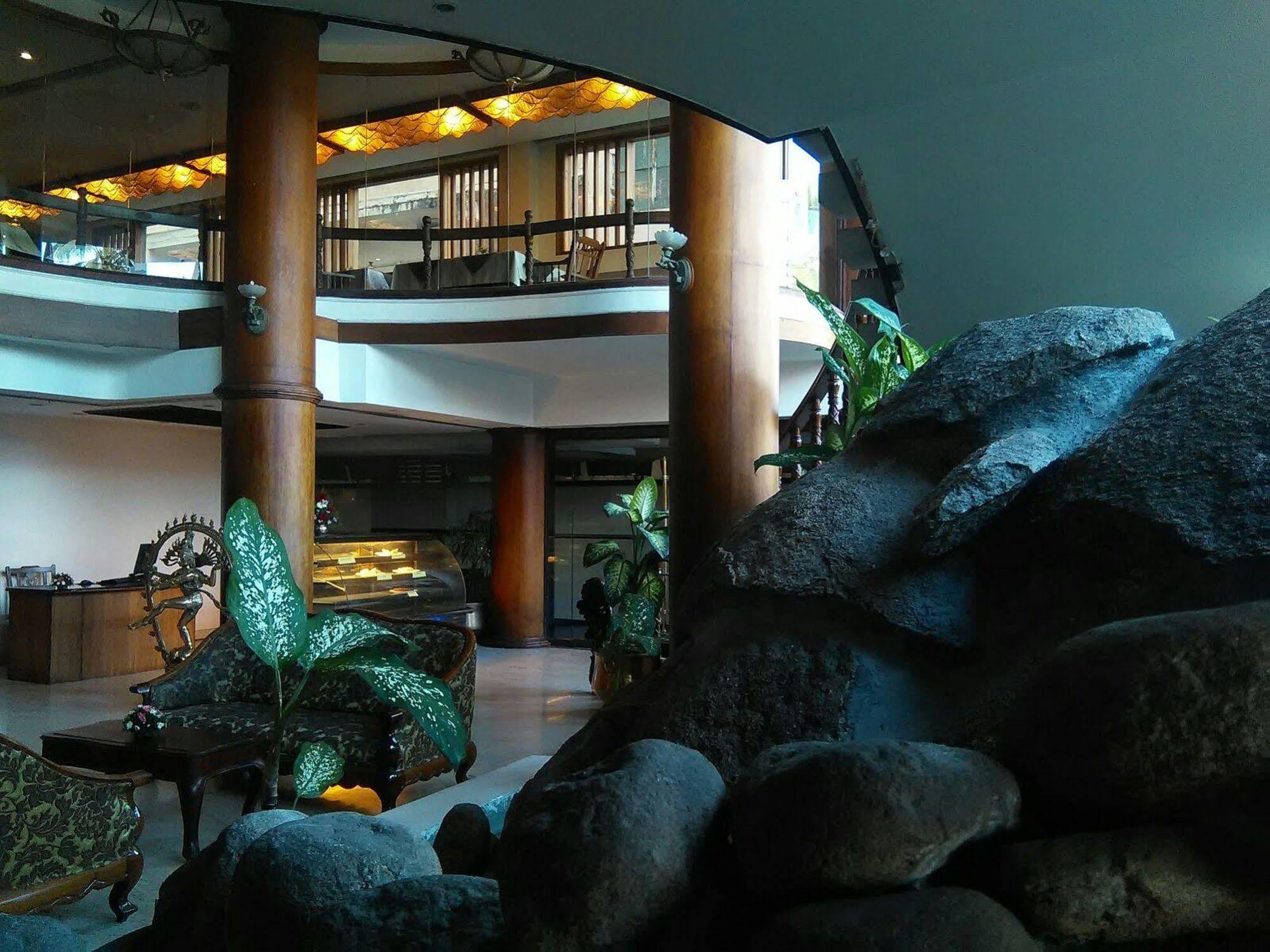 The Woods Manor Mg Road Hotel Kochi Luaran gambar